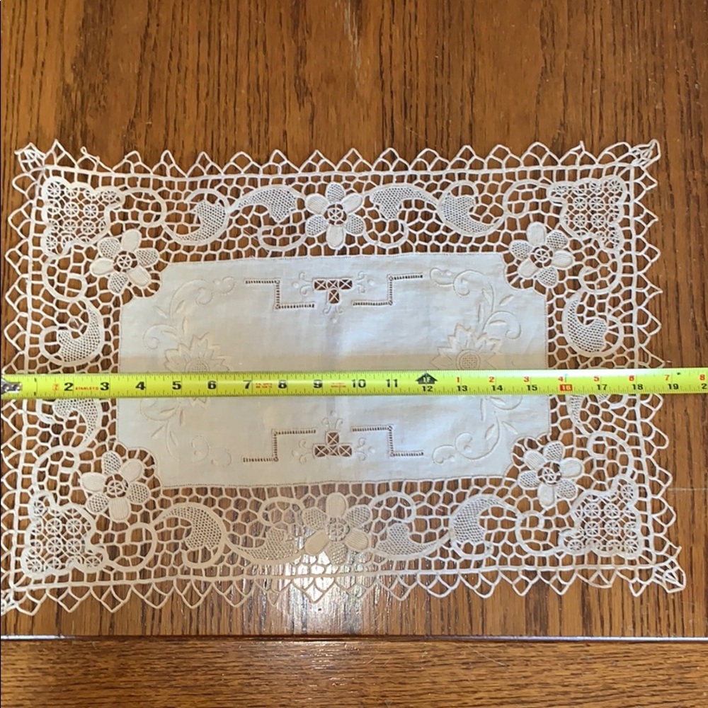 Set of 4 Beautiful Handmade Doilies/Placemats - Picture 3 of 5